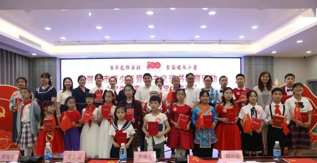 关晓彤辟谣后露面，戴鹿晗品牌帽子，两人感情是否稳定？